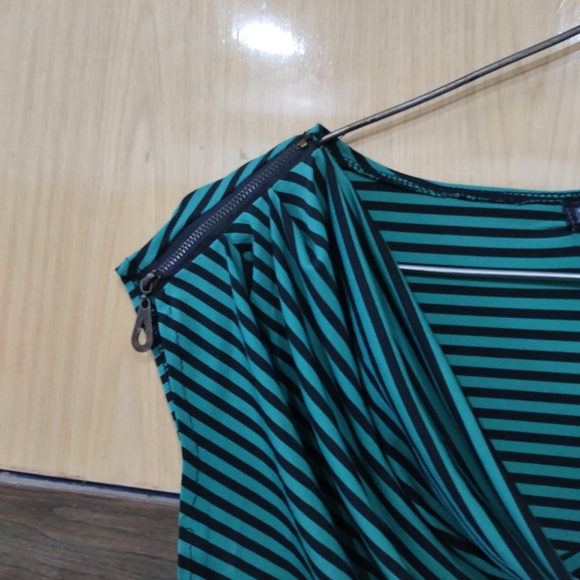 Green striped dress in perfect condition - Picture 3 of 4